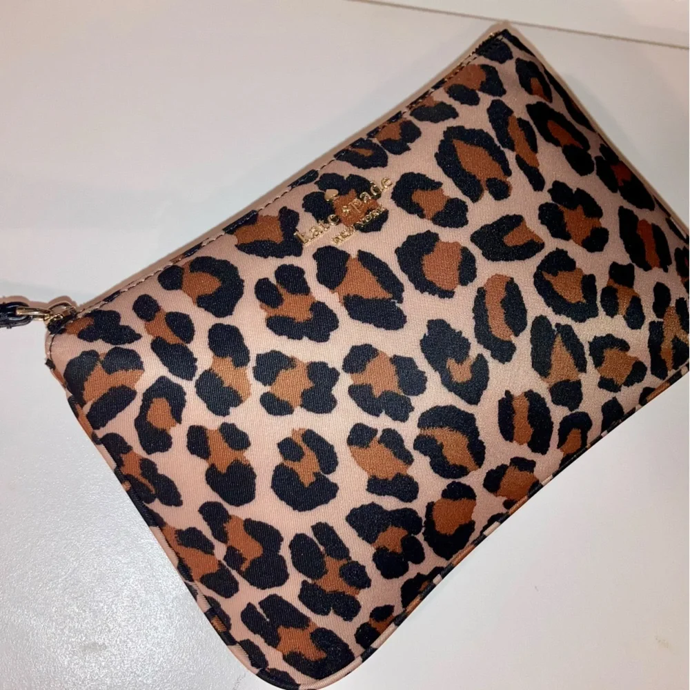 Kate Spade New York CHELSEA LEOPARD MEDIUM WRISTLET POUCH